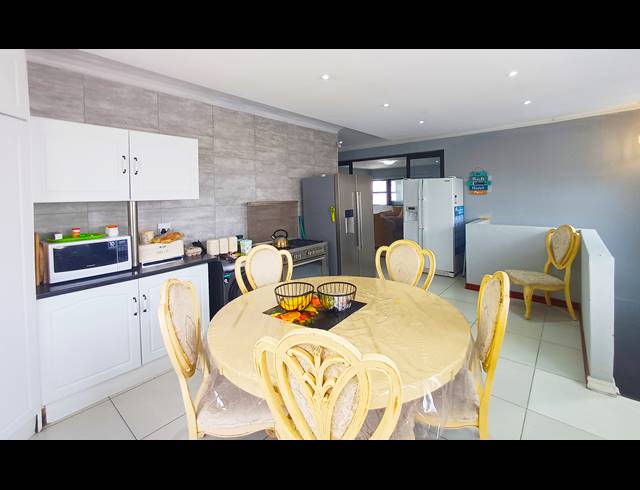 7 BEDROOM FREESTANDING FOR SALE IN KLEINMOND CENTRAL